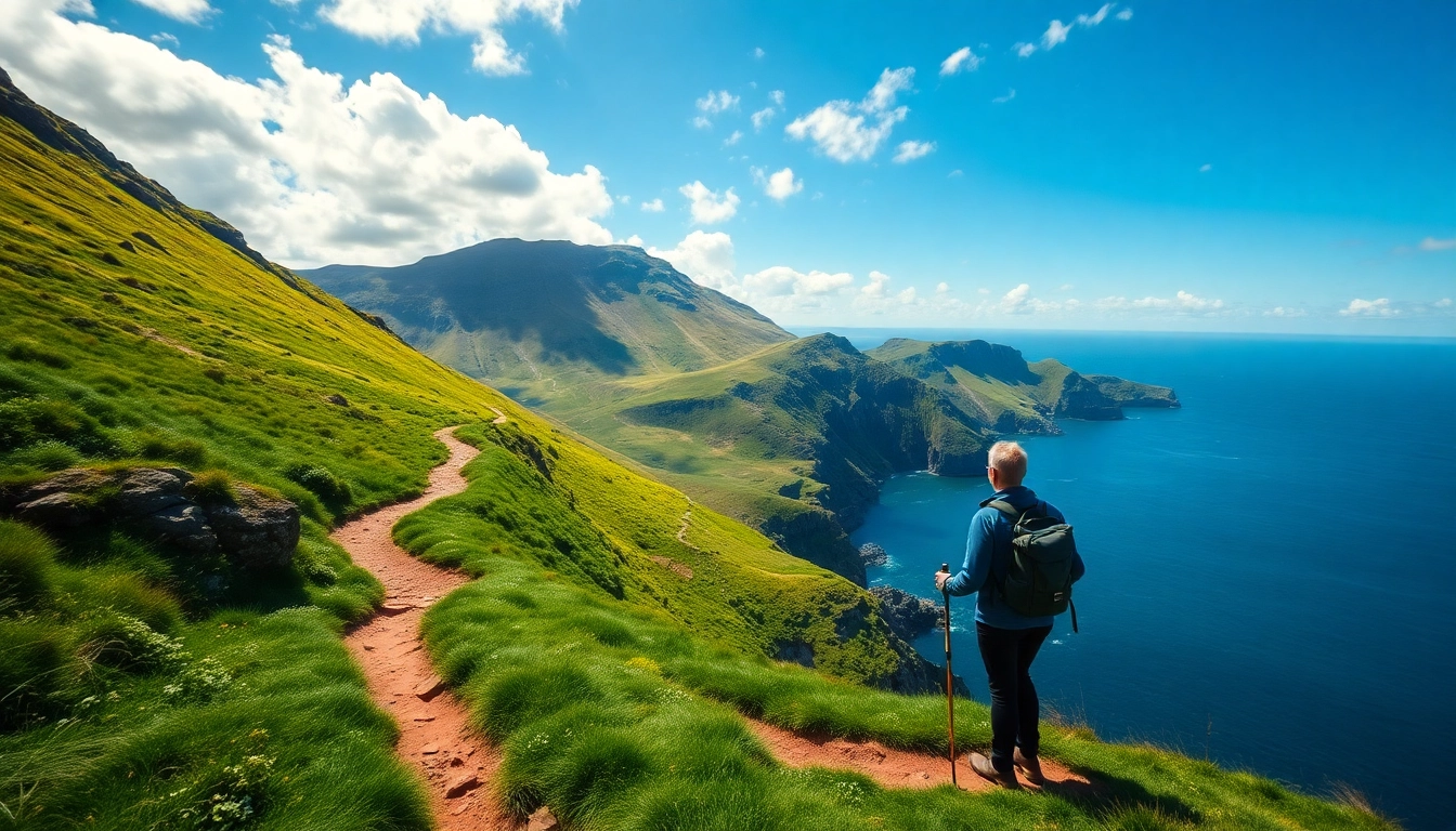 Dingle Way Fernwanderweg mit einem Wanderer, der auf Klippen über den Atlantik blickt.