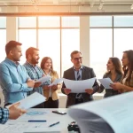 Headhunter Ingenieure beraten Ingenieure in einem modernen Büroraum.