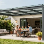 Terrassenüberdachungen bieten Schutz und Stil für entspannte Familienmomente im Freien.
