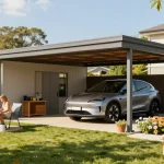 Ein moderner Carport bietet schattigen Schutz für das Fahrzeug im Garten, umgeben von Blumen und einer familiären Atmosphäre.
